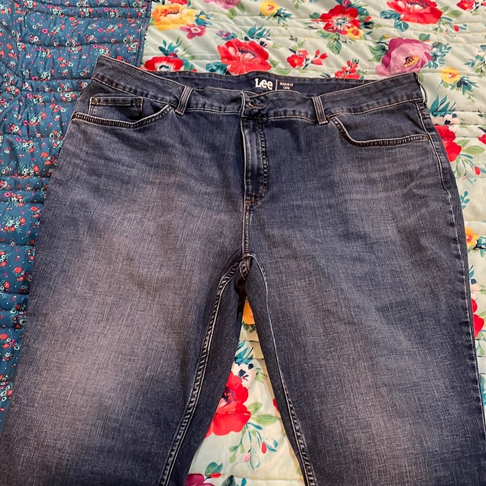 Lee capri jeans sized 24.